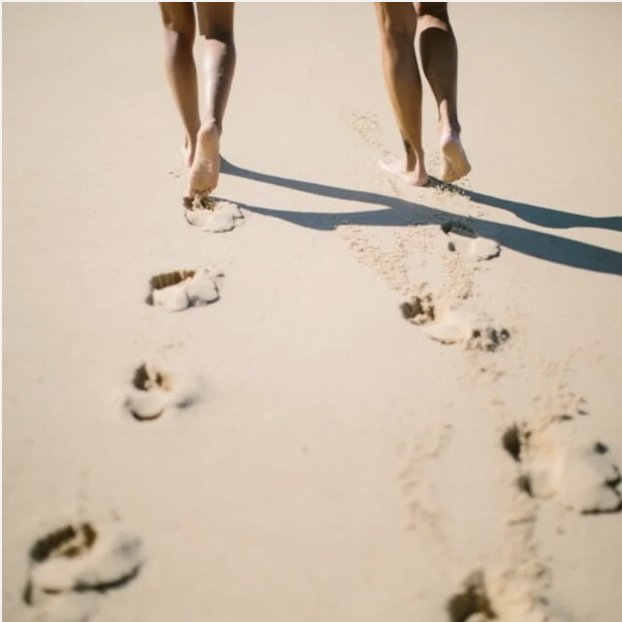 Personnes qui marchent sur le sable duTouquet